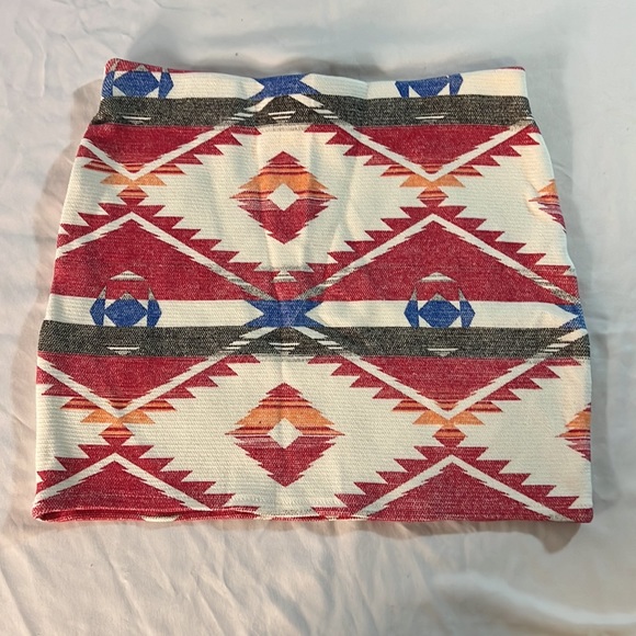 Zara Trafaluc Body Con Cream Skirt with a Red, Blue, Orange Design Size Small - Picture 2 of 4